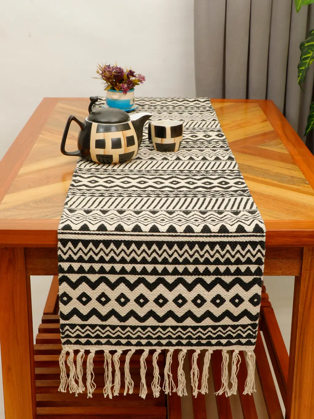 pitloom table runner zigzag pattern, black, white, 13x54 1